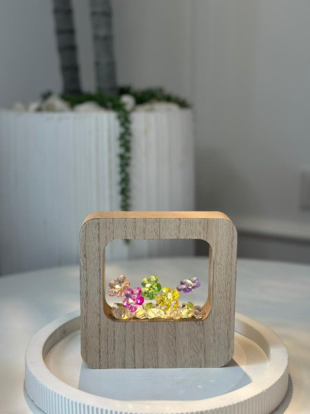 تحفة خشبيه وردة كريستال مضيئه مربعه